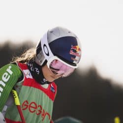 Johanna Holzmann voll fokussiert beim Aufwärmen für den Weltcup am Oberjoch